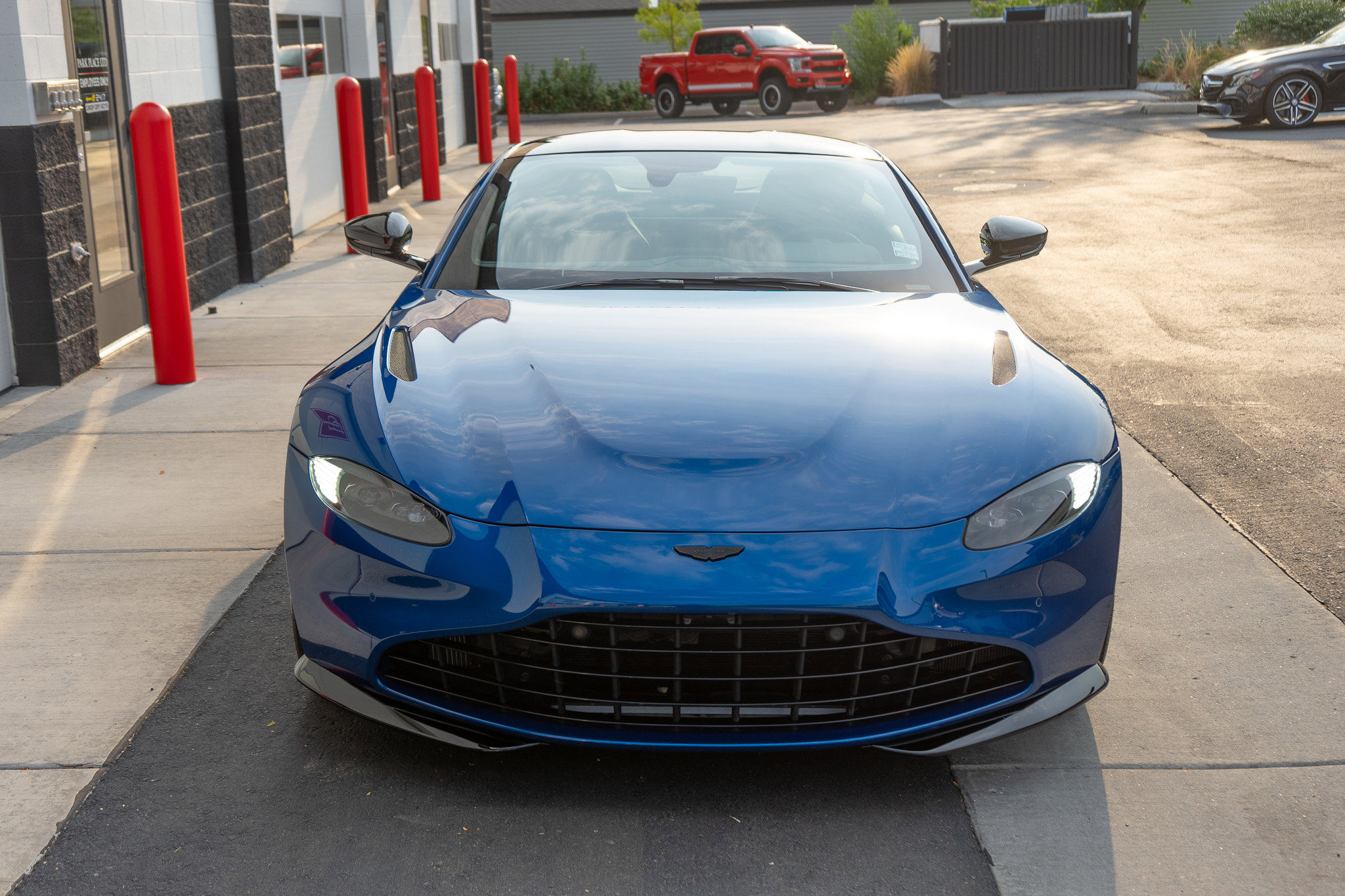 Used 2022 Aston Martin V8 Vantage Coupe image 52