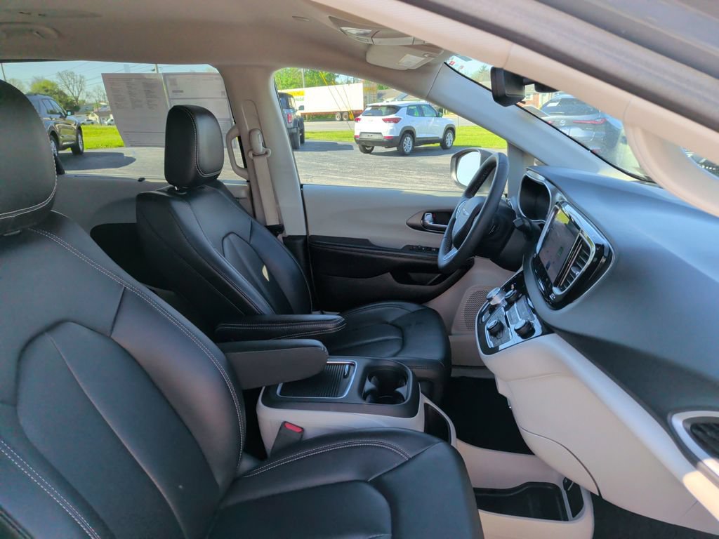 Used 2023 Chrysler Pacifica Touring-L FWD image 16