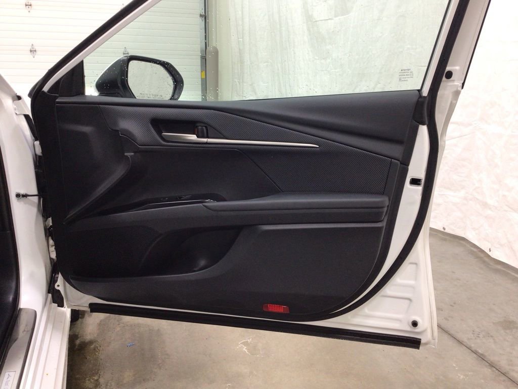 Used 2025 Toyota Camry SE image 30