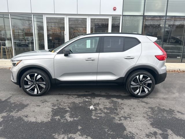 Certified 2025 Volvo XC40 B5 Plus AWD/4WD image 2