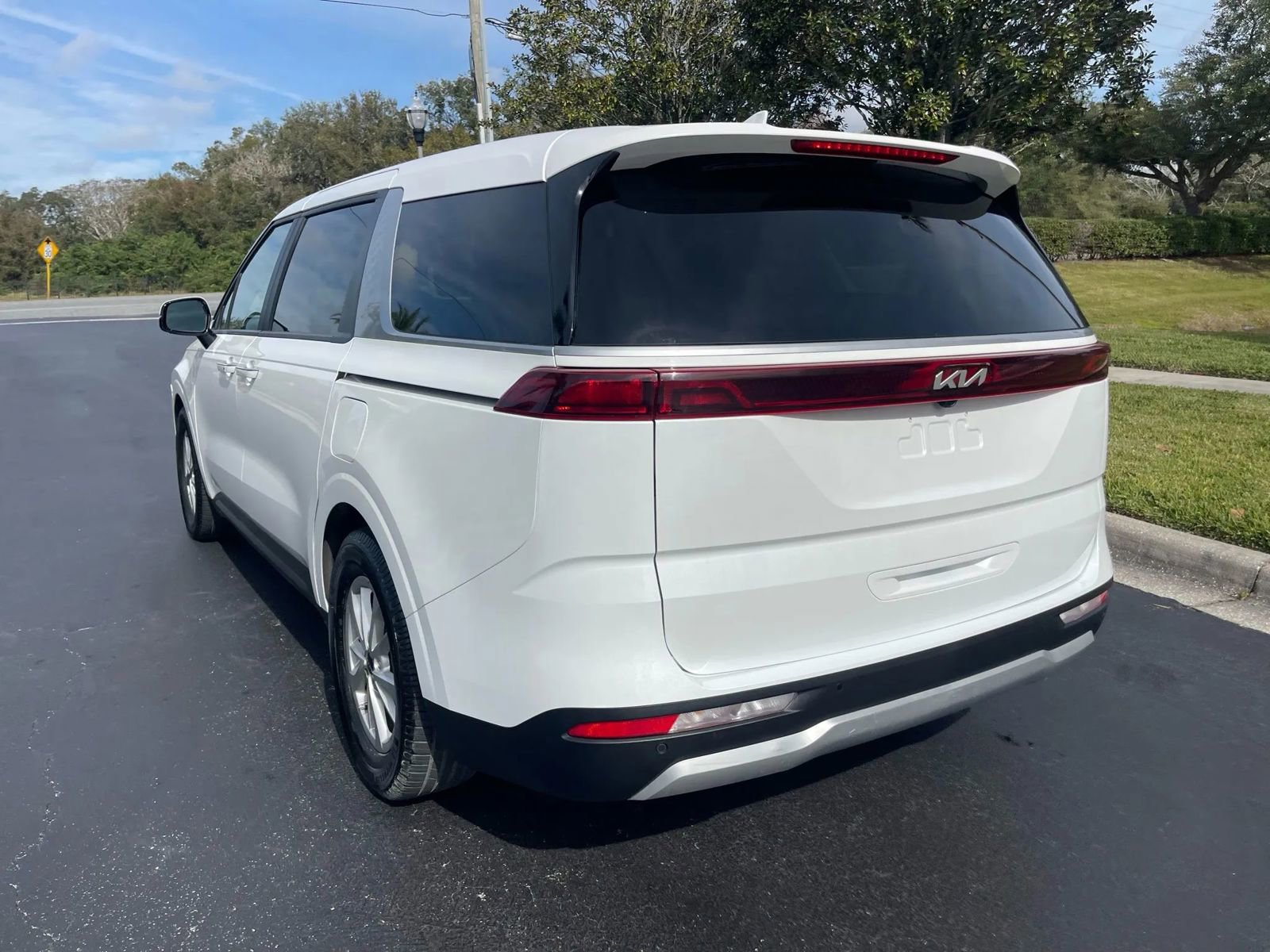 Used 2022 Kia Carnival LX image 6