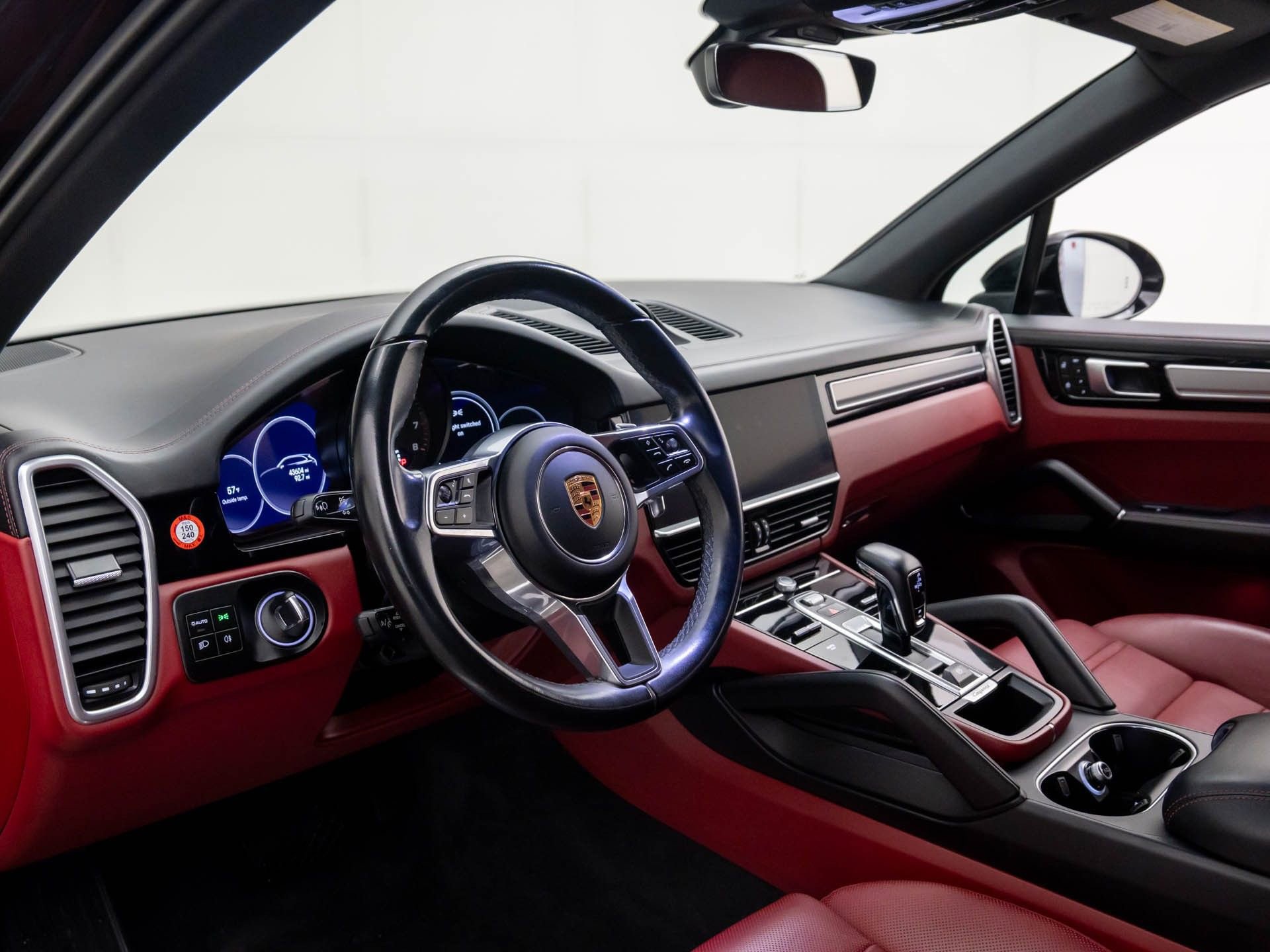 Certified 2023 Porsche Cayenne Platinum Edition image 4