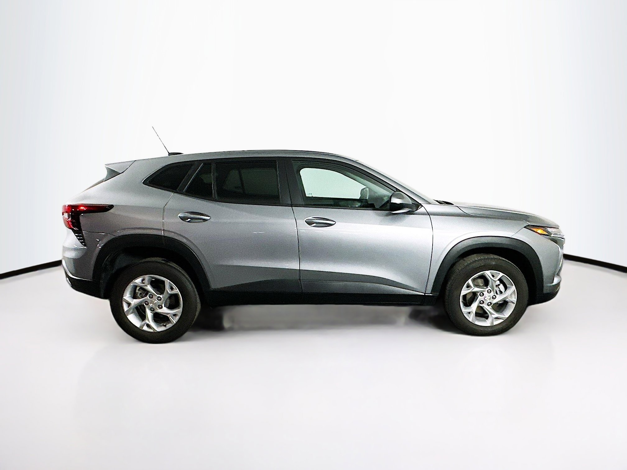 Used 2025 Chevrolet Trax LS w/ LS Convenience Package image 10