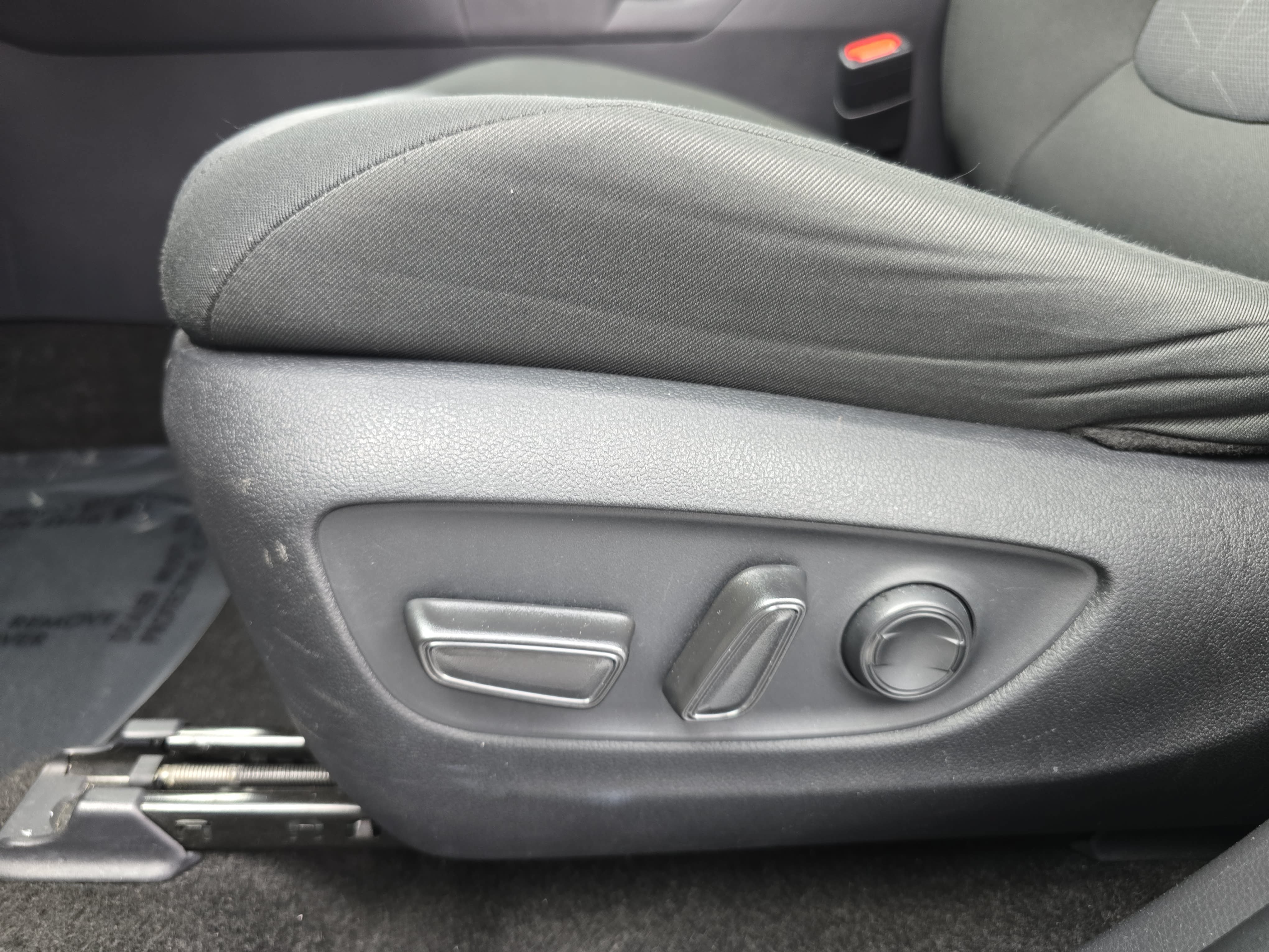 Used 2025 Toyota RAV4 XLE FWD image 27