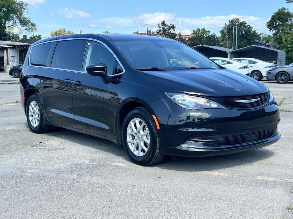 Used 2022 Chrysler Voyager LX FWD image 1