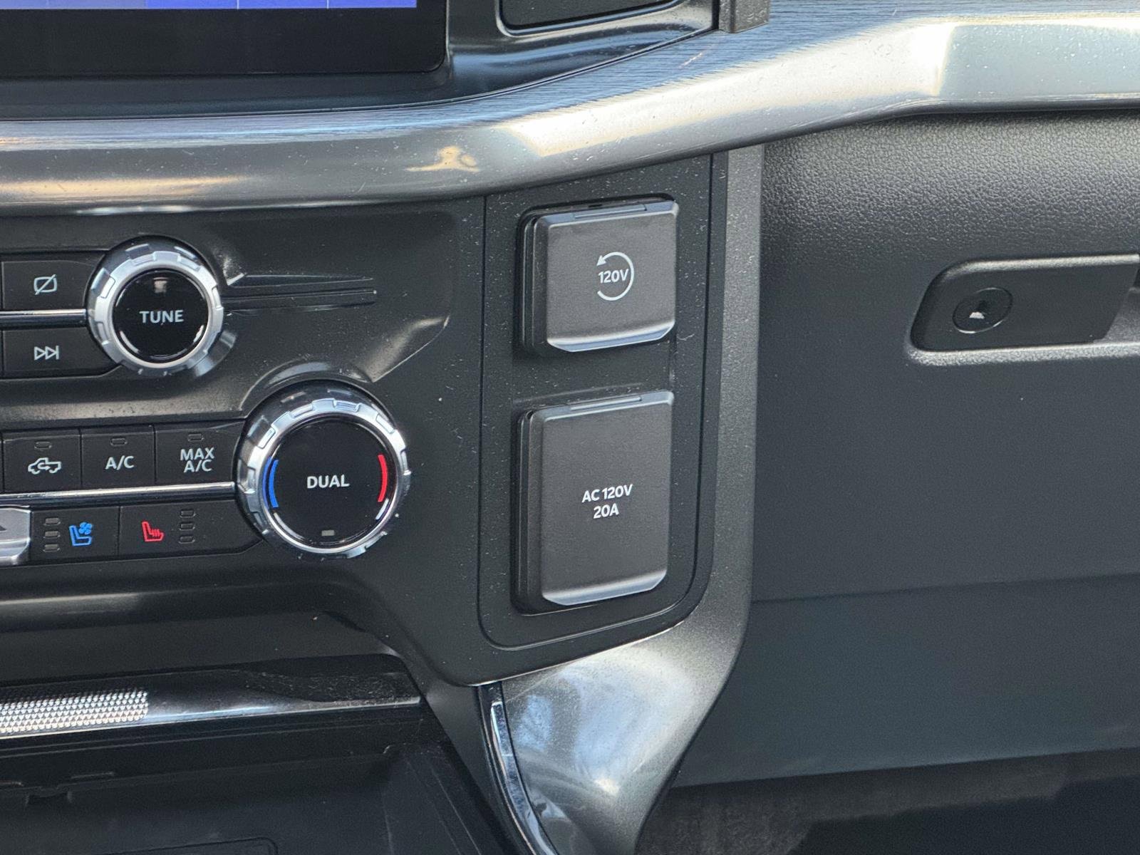 Used 2022 Ford F150 Lariat w/ Max Trailer Tow Package image 14