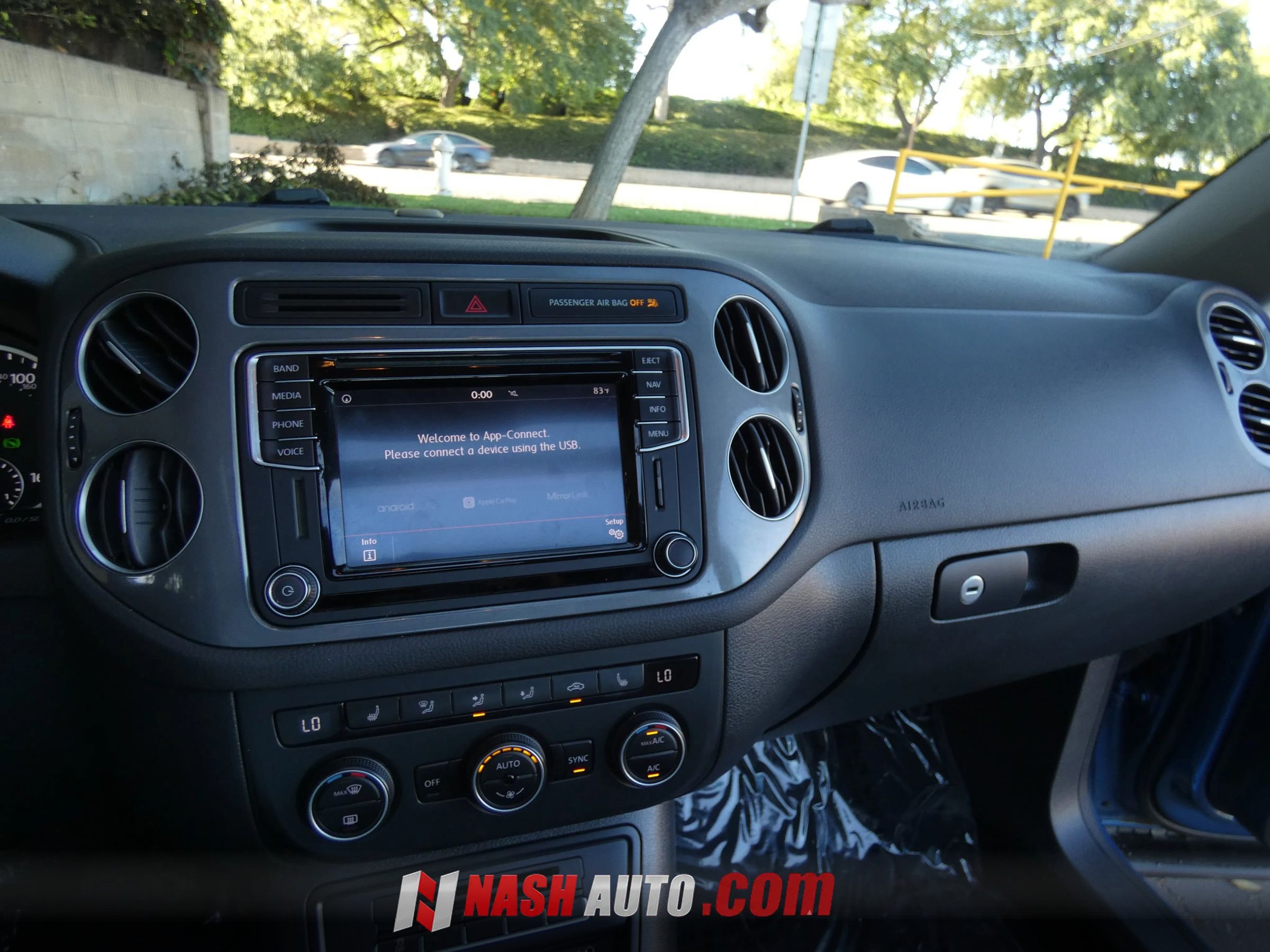 Used 2017 Volkswagen Tiguan SEL FWD image 52