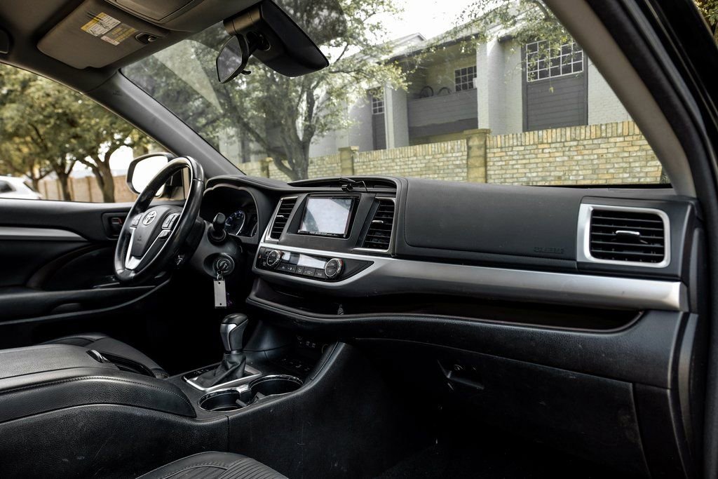 Used 2017 Toyota Highlander Plus image 23