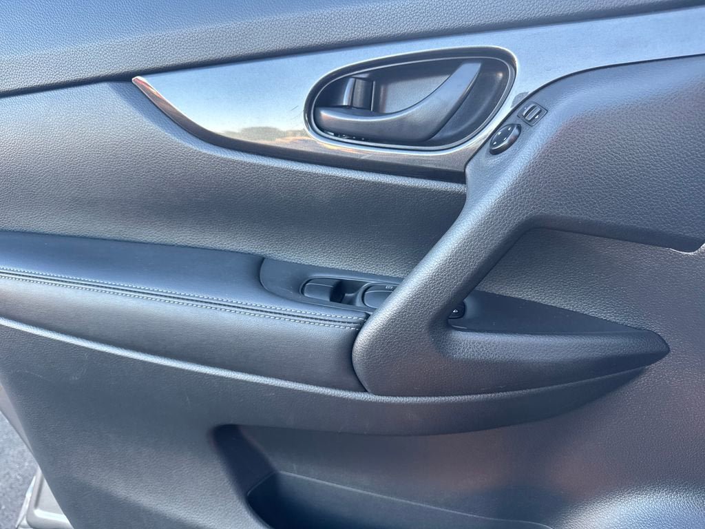 Used 2019 Nissan Rogue S AWD/4WD image 17