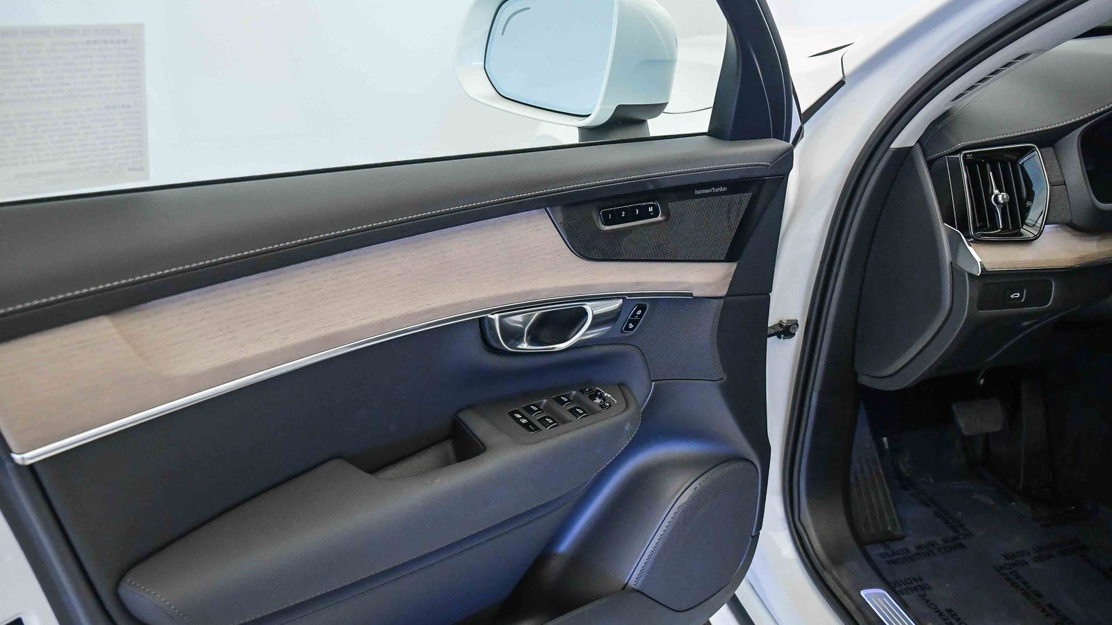 Certified 2025 Volvo XC90 B6 Plus w/ Protection Package Premier image 25