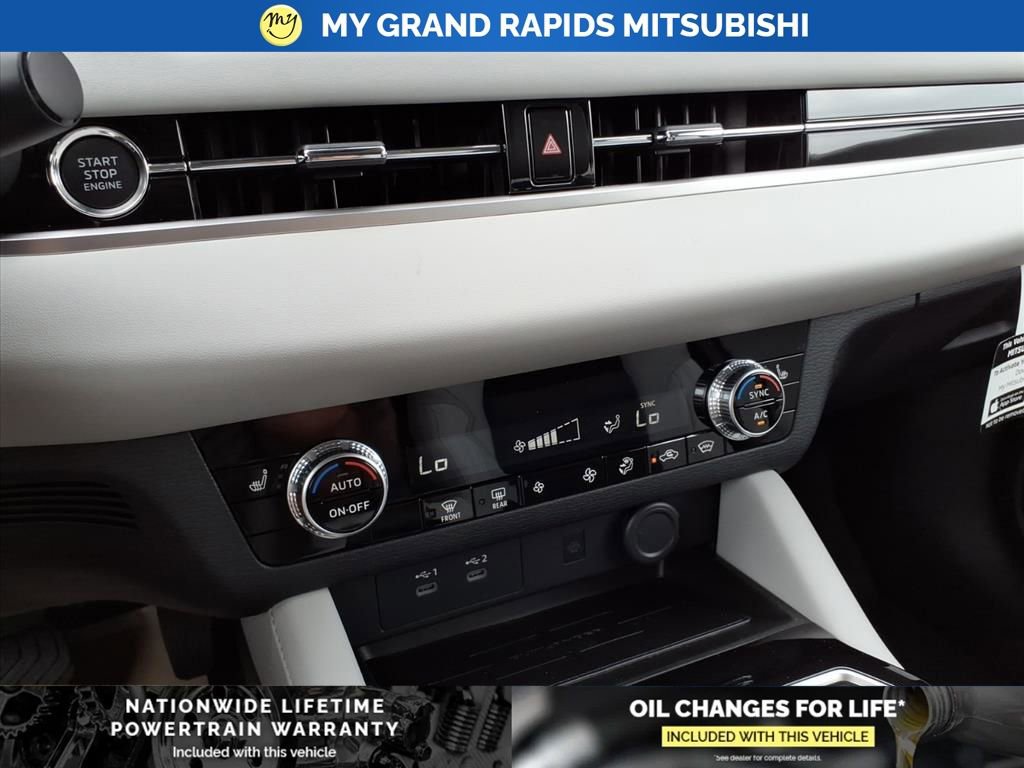 New 2025 Mitsubishi Outlander SE image 19