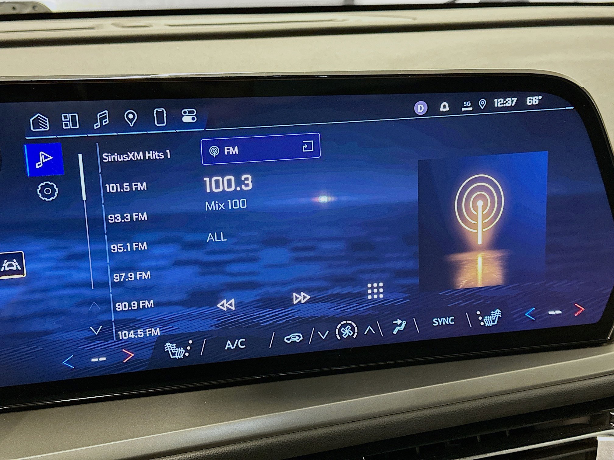 Used 2025 Chevrolet Traverse LT image 21