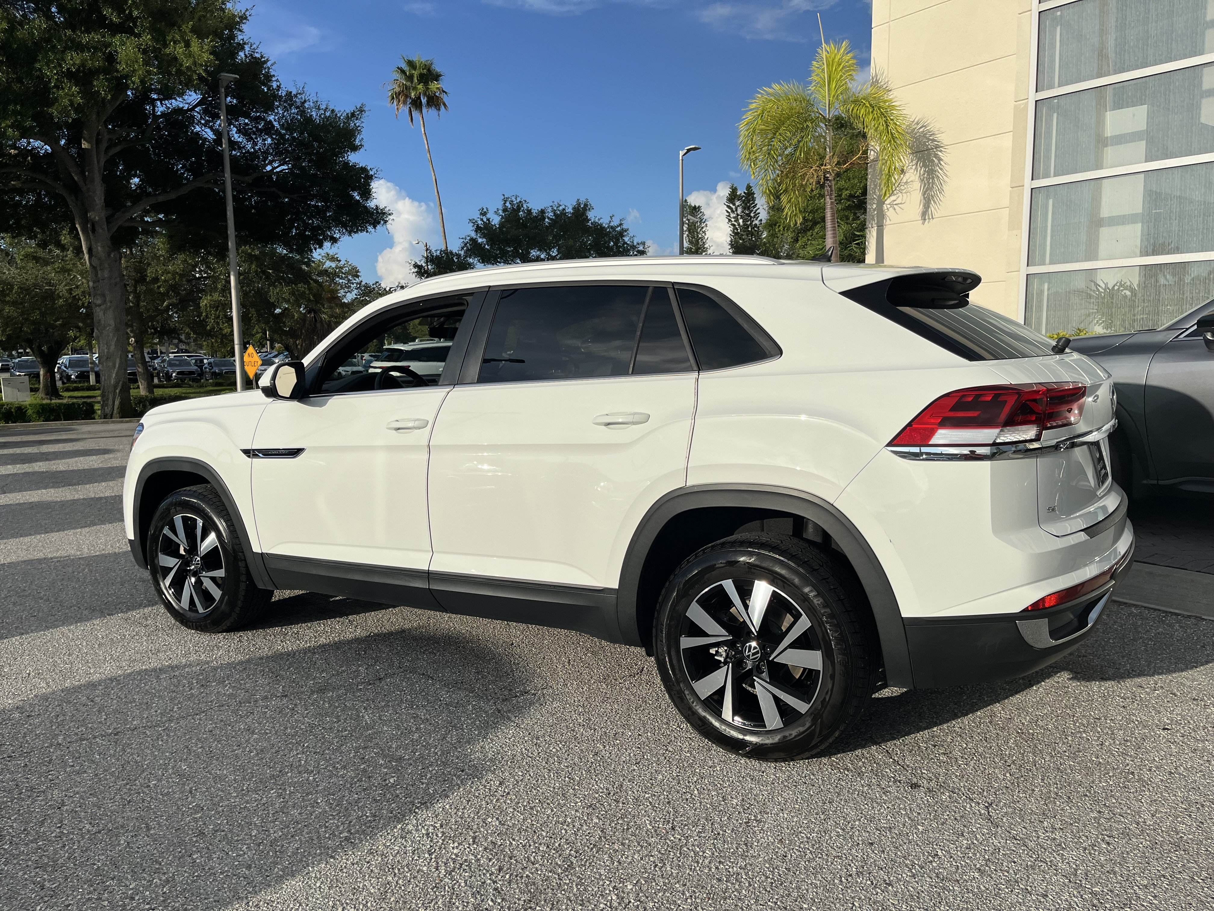 Used 2022 Volkswagen Atlas Cross Sport SE FWD image 5