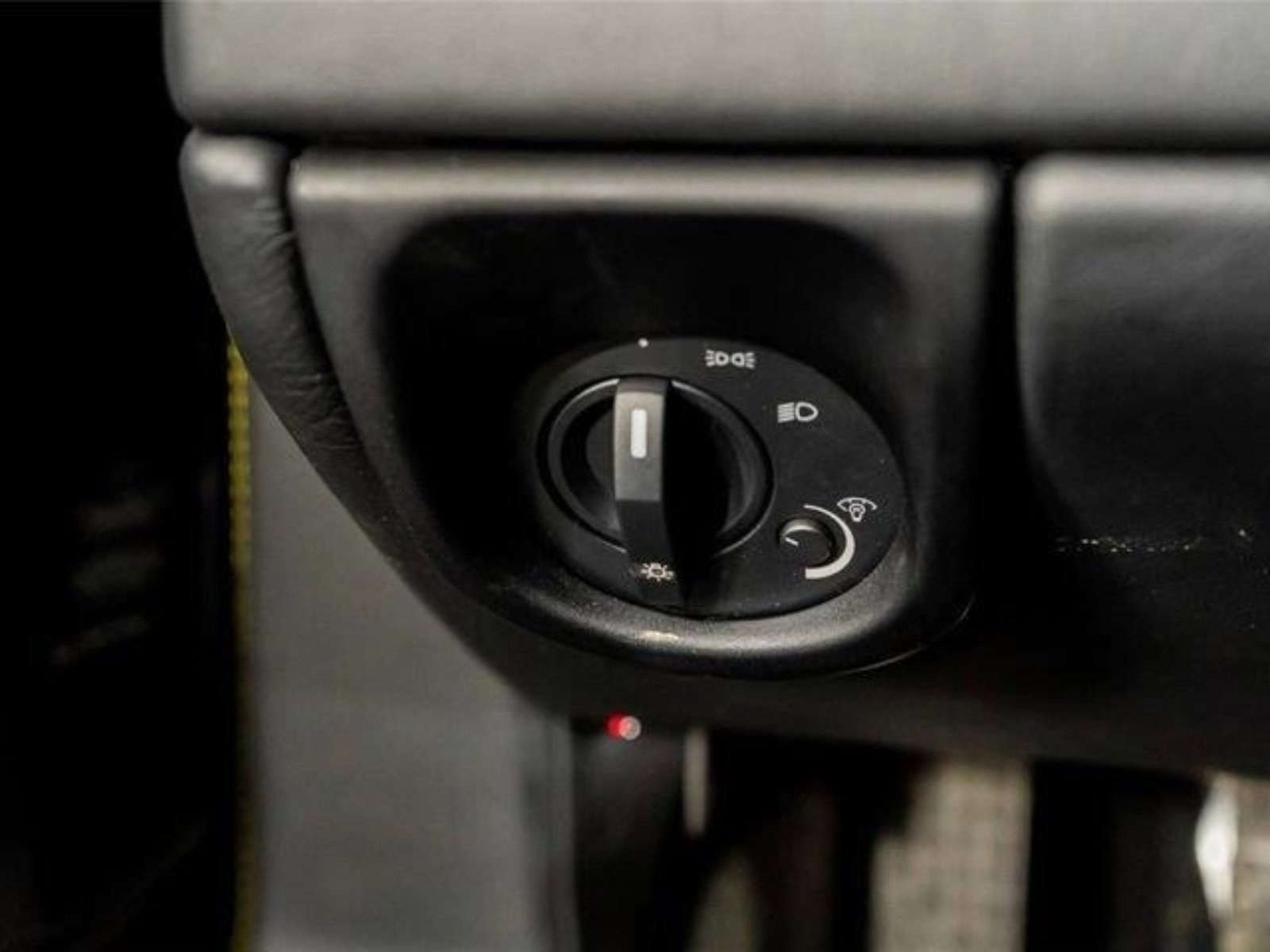 Used 2015 Aston Martin V8 Vantage GT RWD image 38