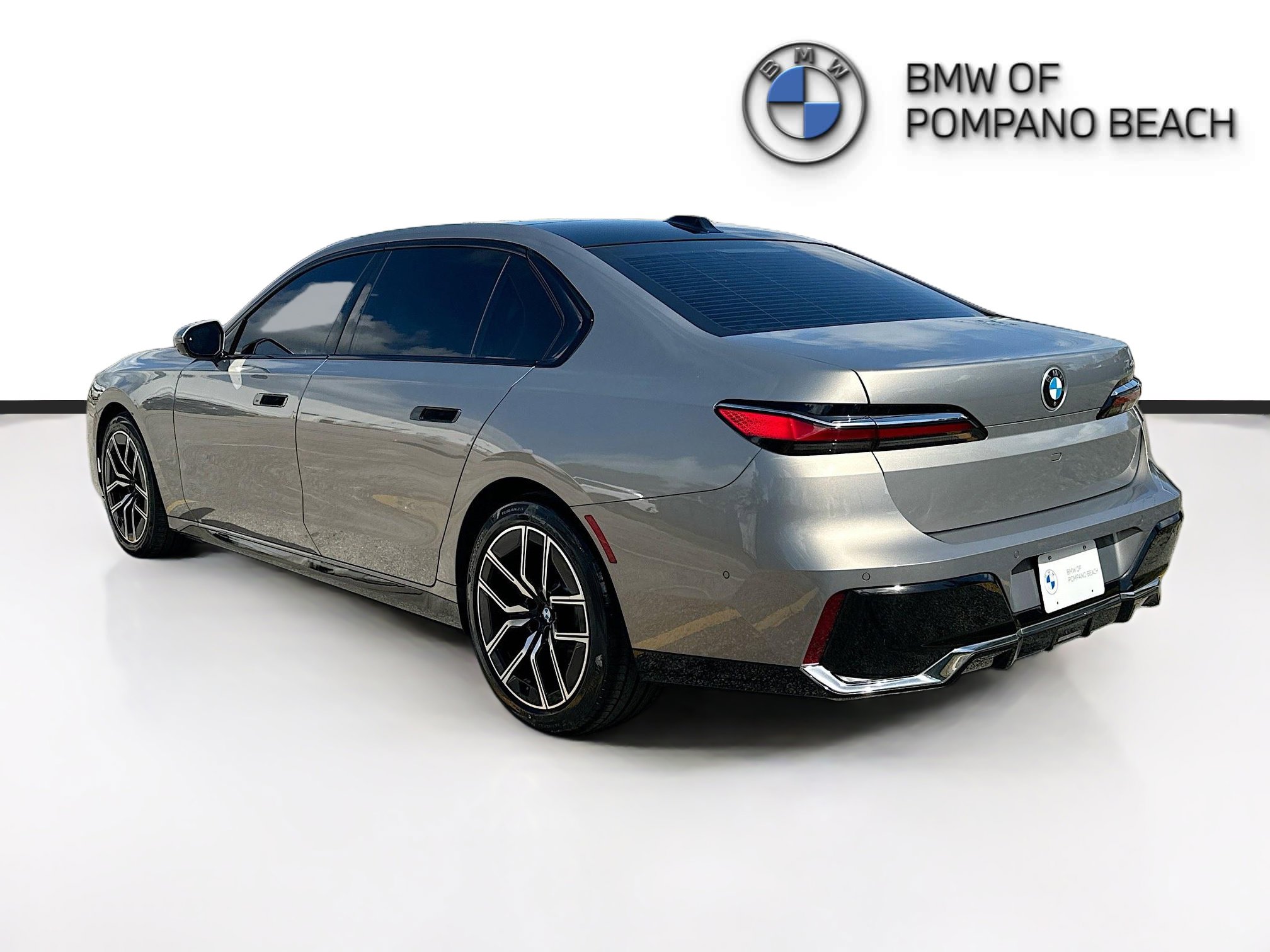 Used 2023 BMW 740i w/ Parking Assistance Package image 5