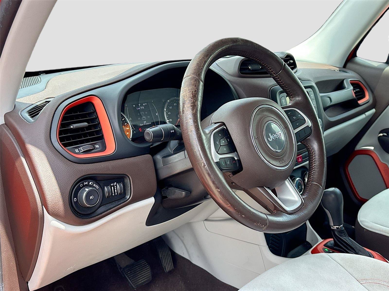 Used 2015 Jeep Renegade Latitude FWD image 9