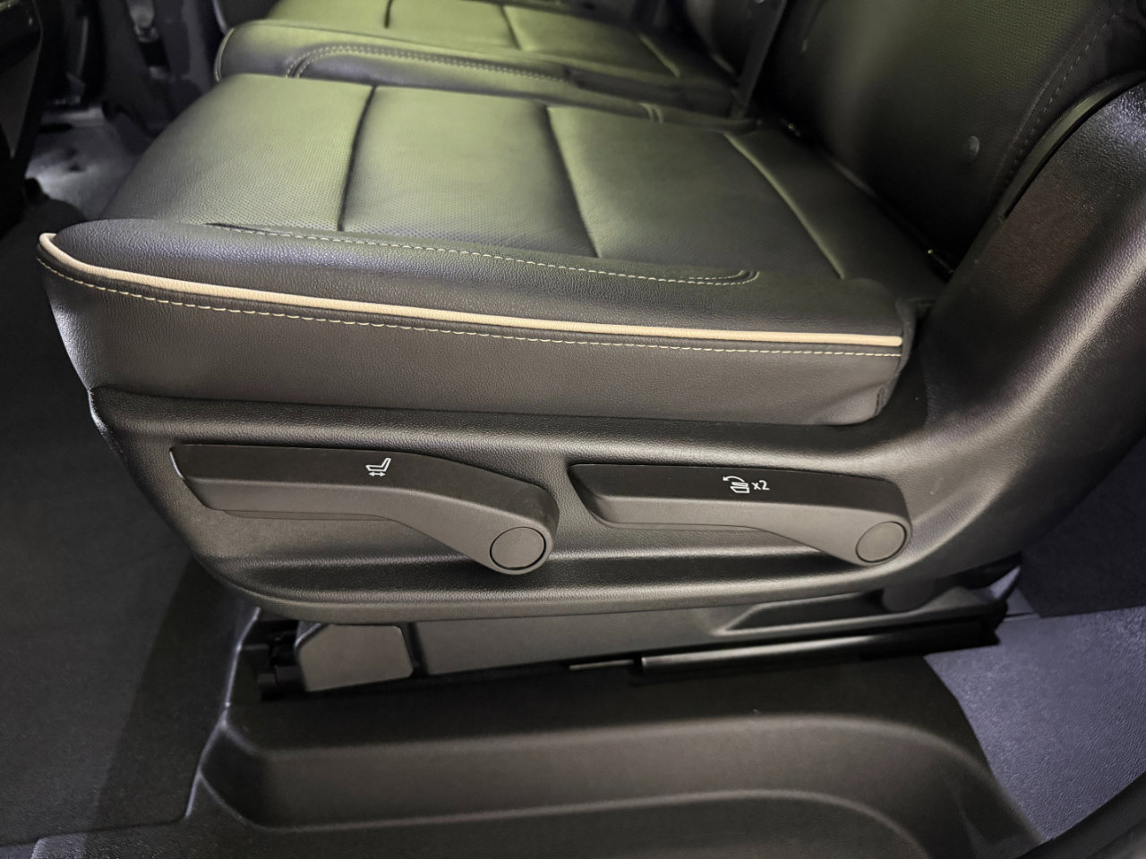 Used 2023 Chevrolet Suburban Premier image 15