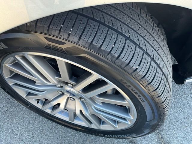 Used 2022 Ford Expedition Limited image 6