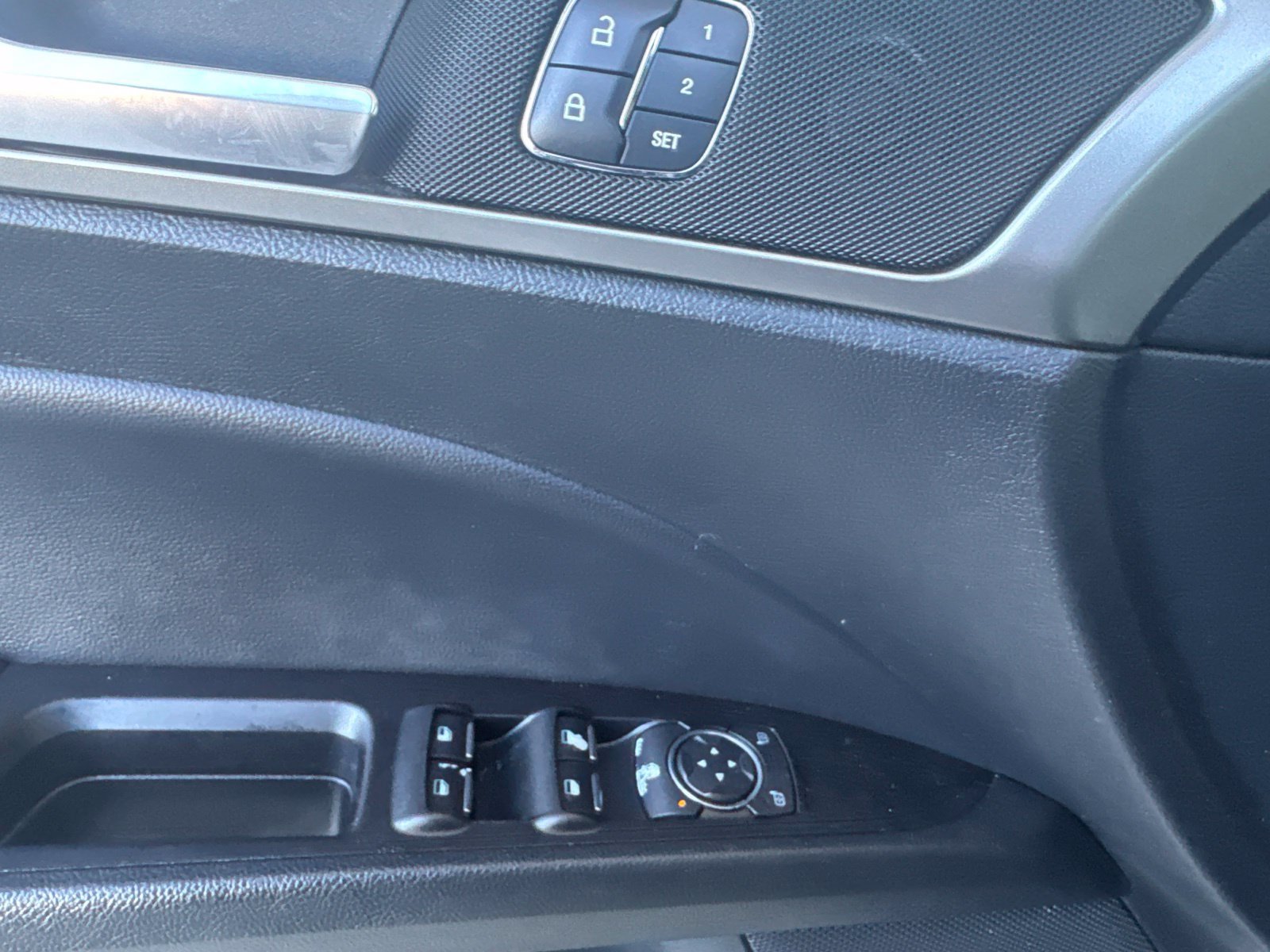 Used 2018 Ford Fusion SE w/ Fusion SE Technology Package FWD image 6