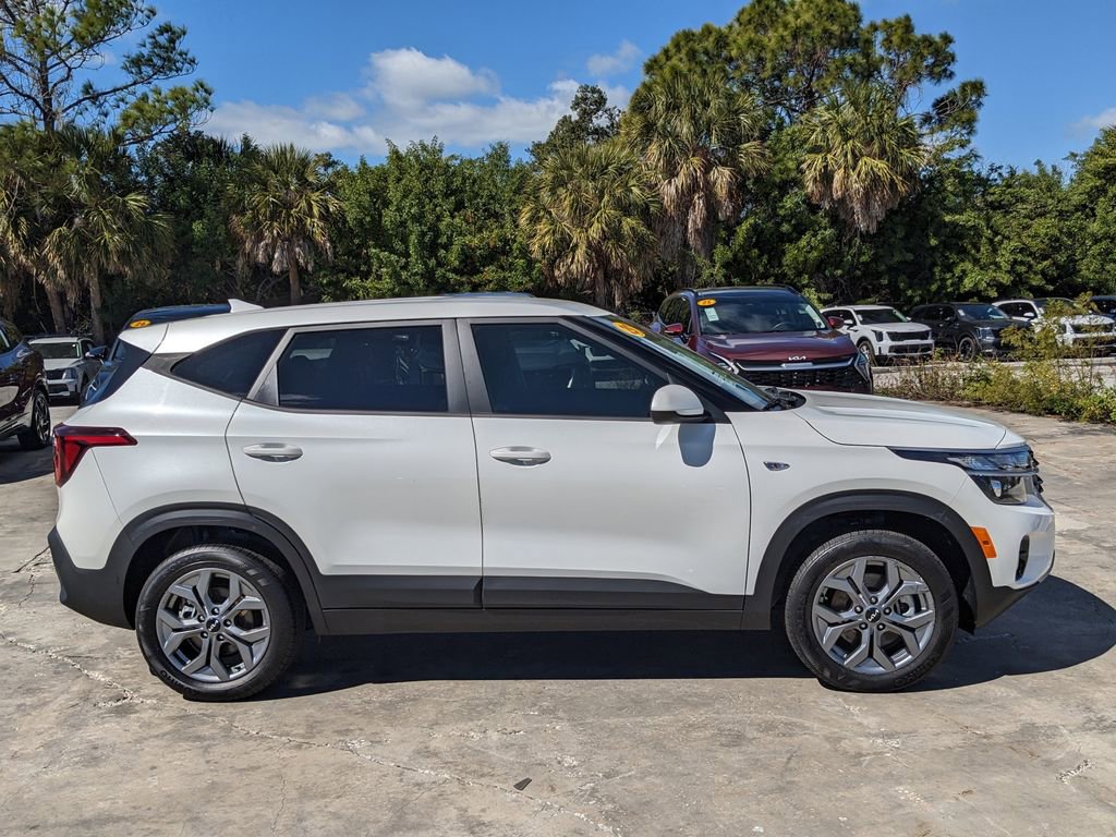 Certified 2025 Kia Seltos LX AWD/4WD image 9