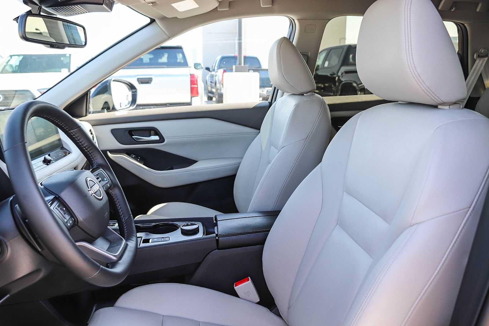 Used 2025 Nissan Rogue SL AWD/4WD image 17