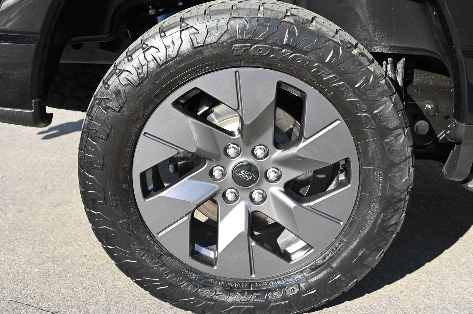 Used 2022 Ford F150 Lightning Lariat image 10