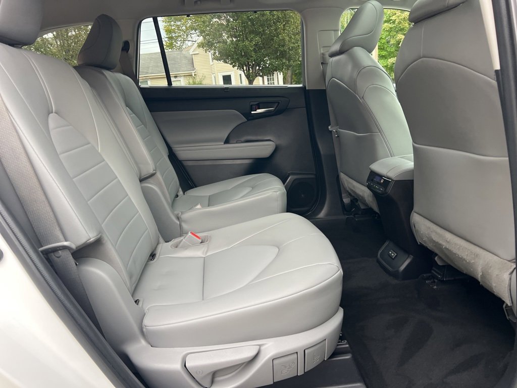Used 2022 Toyota Highlander XLE image 26