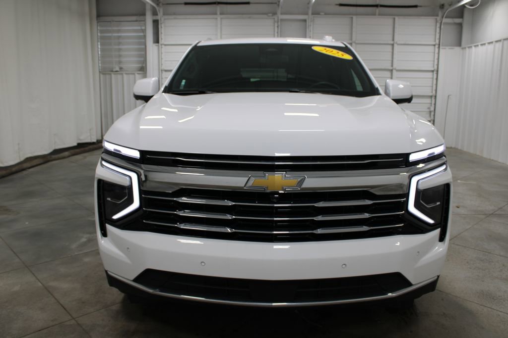 Used 2025 Chevrolet Suburban LT RWD image 3