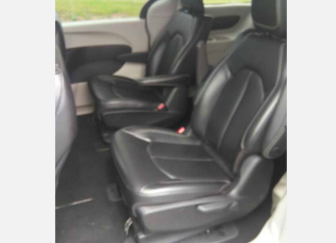 Used 2023 Chrysler Pacifica Touring-L FWD image 8