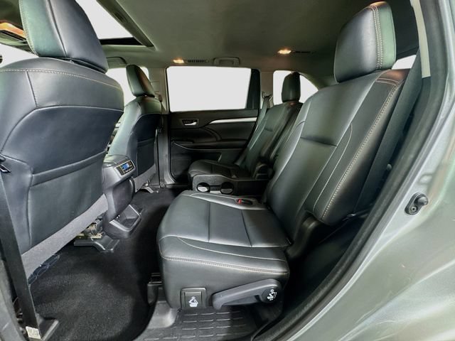 Used 2017 Toyota Highlander XLE w/ Carpet Mat Package AWD/4WD image 27