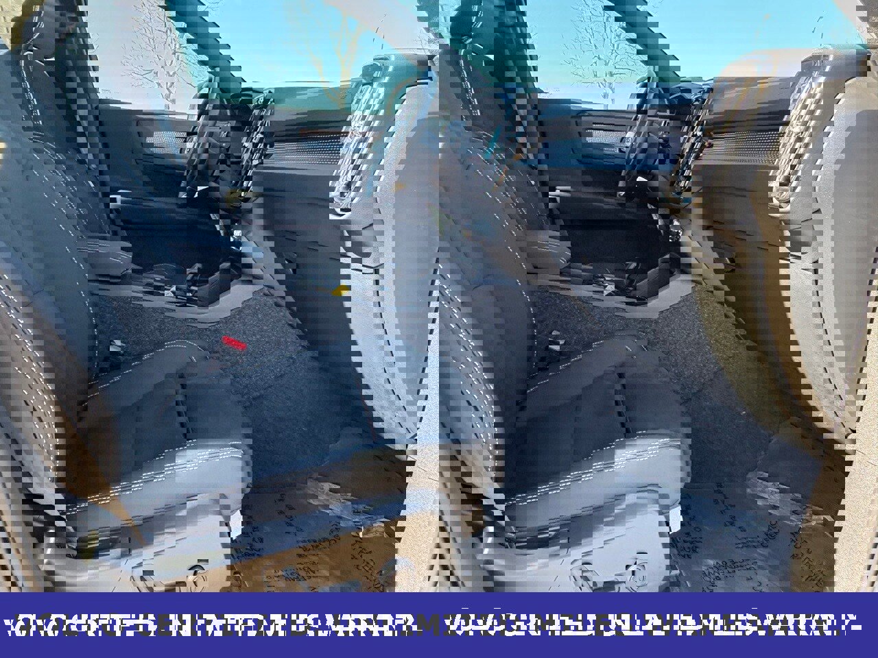 Certified 2025 Volvo XC40 B5 Plus image 32