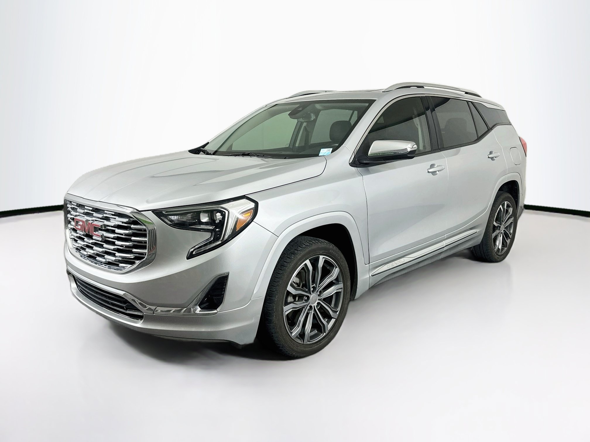 Used 2018 GMC Terrain Denali w/ Driver Alert Package II FWD image 3