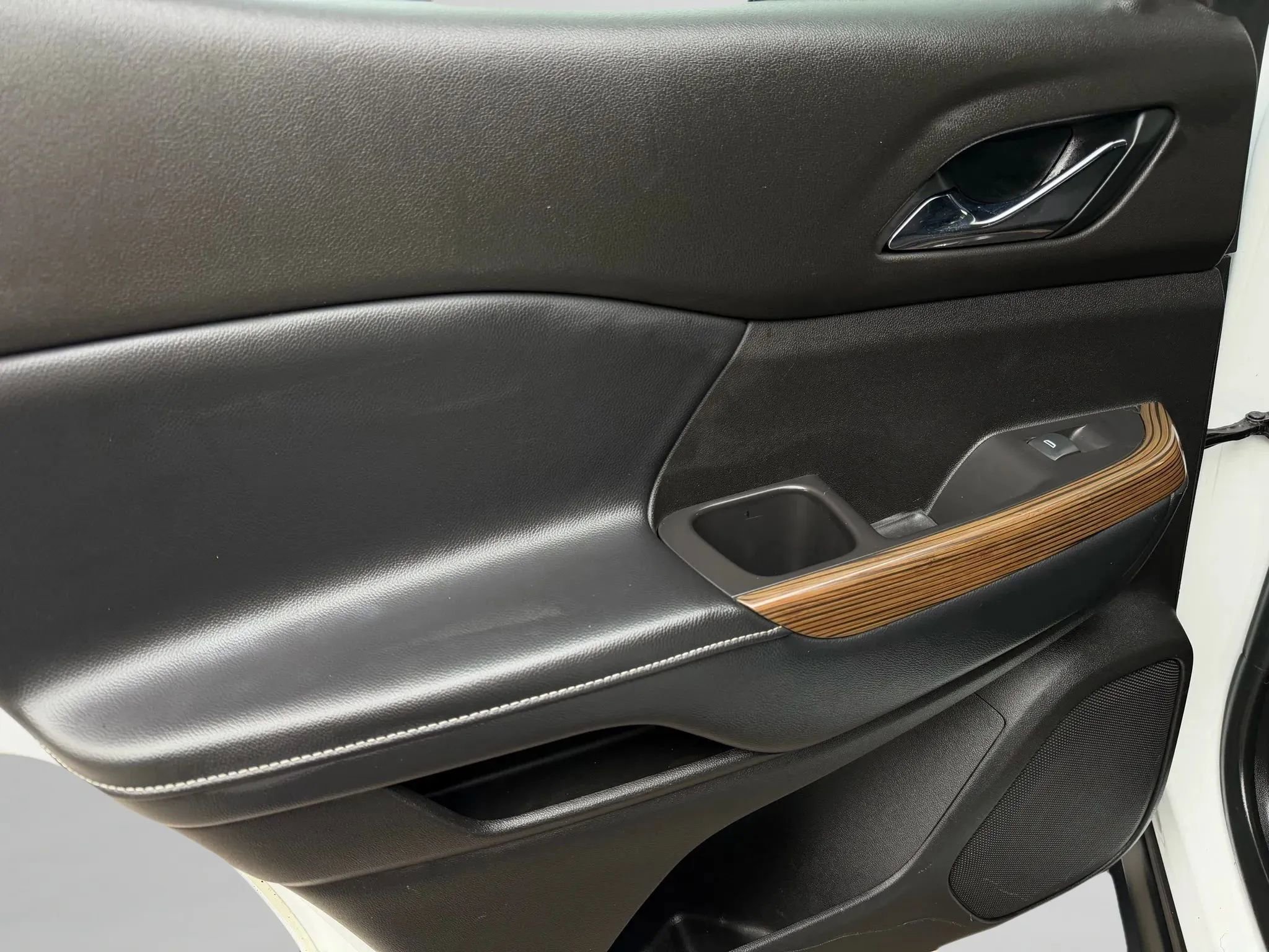 Used 2019 GMC Acadia SLE image 17