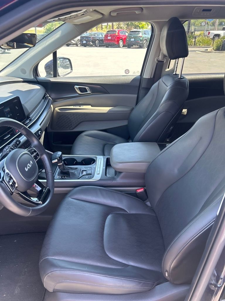 Used 2025 Kia Carnival FWD image 16