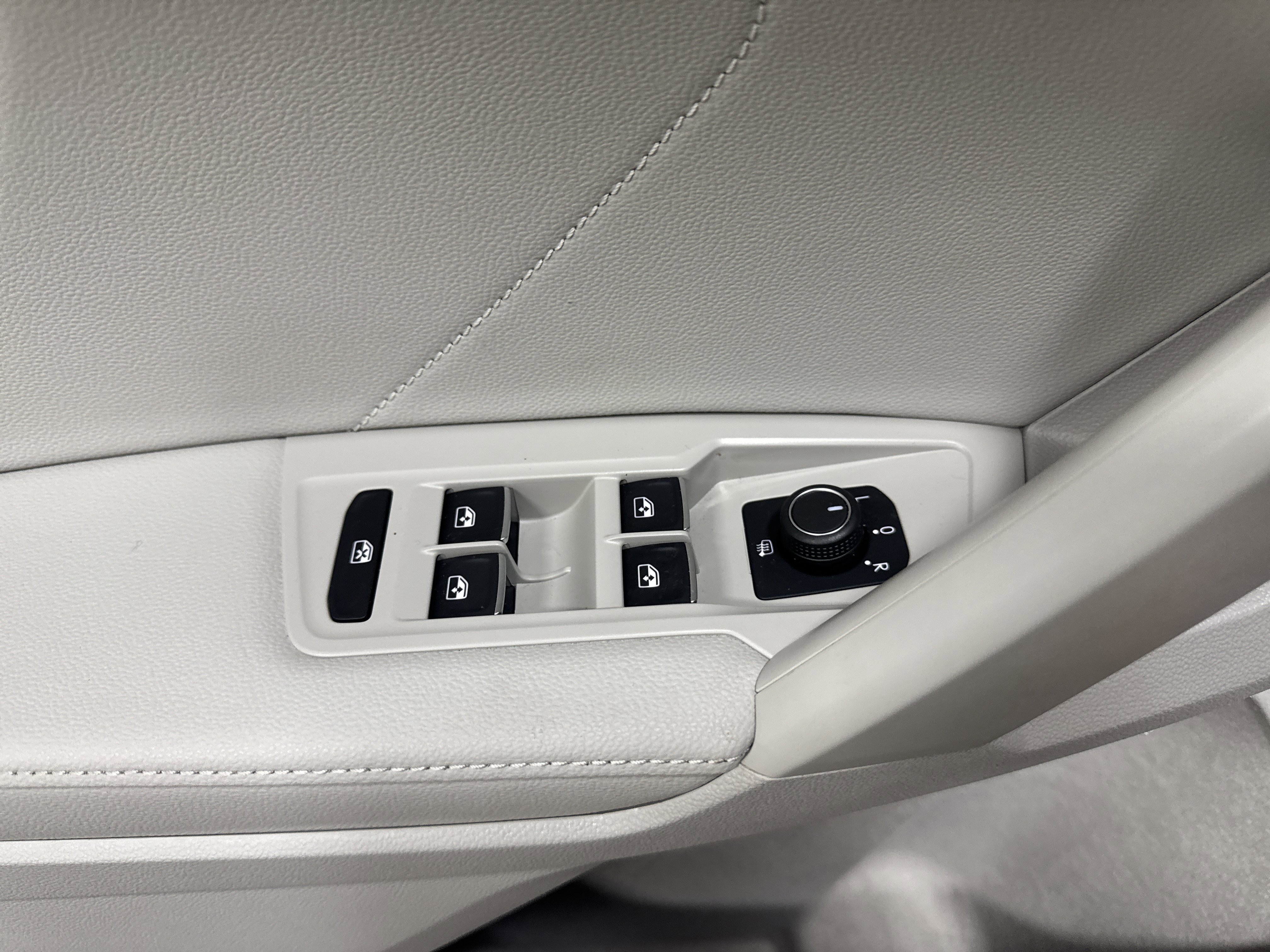 Used 2024 Volkswagen Tiguan SE R-Line AWD/4WD image 29