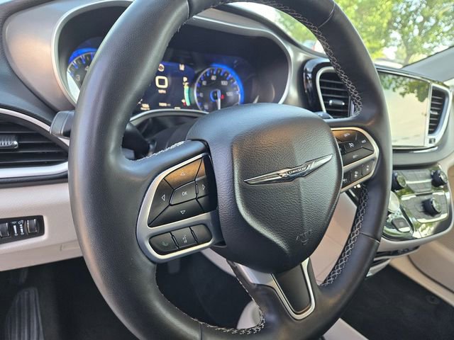 Used 2023 Chrysler Pacifica Touring-L FWD image 15