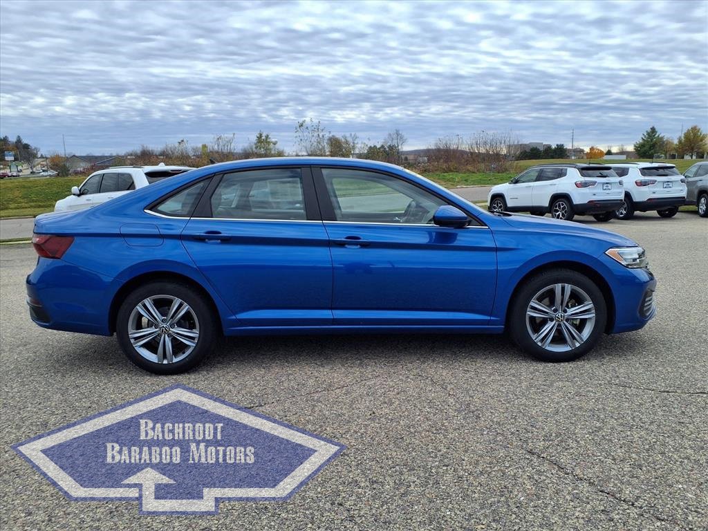 Used 2024 Volkswagen Jetta SE image 2