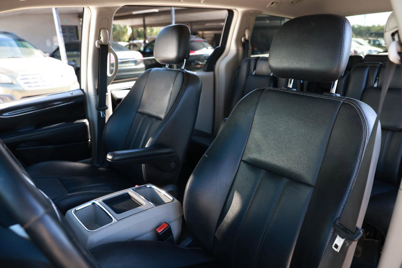 Used 2014 Chrysler Town & Country Touring FWD image 6