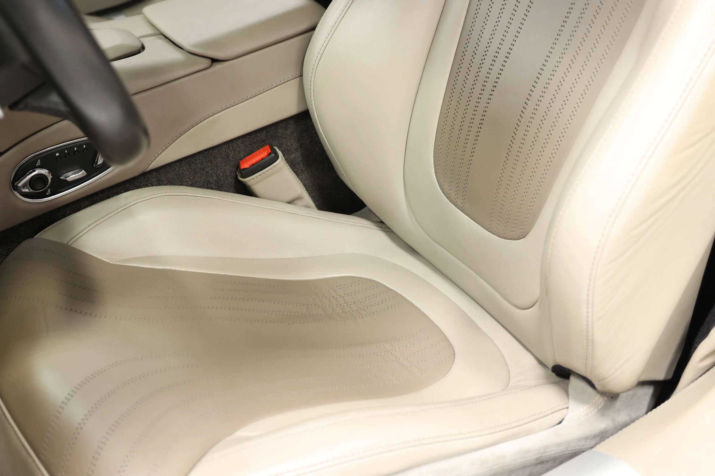 Used 2018 Aston Martin DB11 Coupe image 20