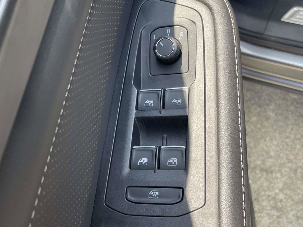 Used 2024 Volkswagen Atlas Cross Sport SE FWD image 16