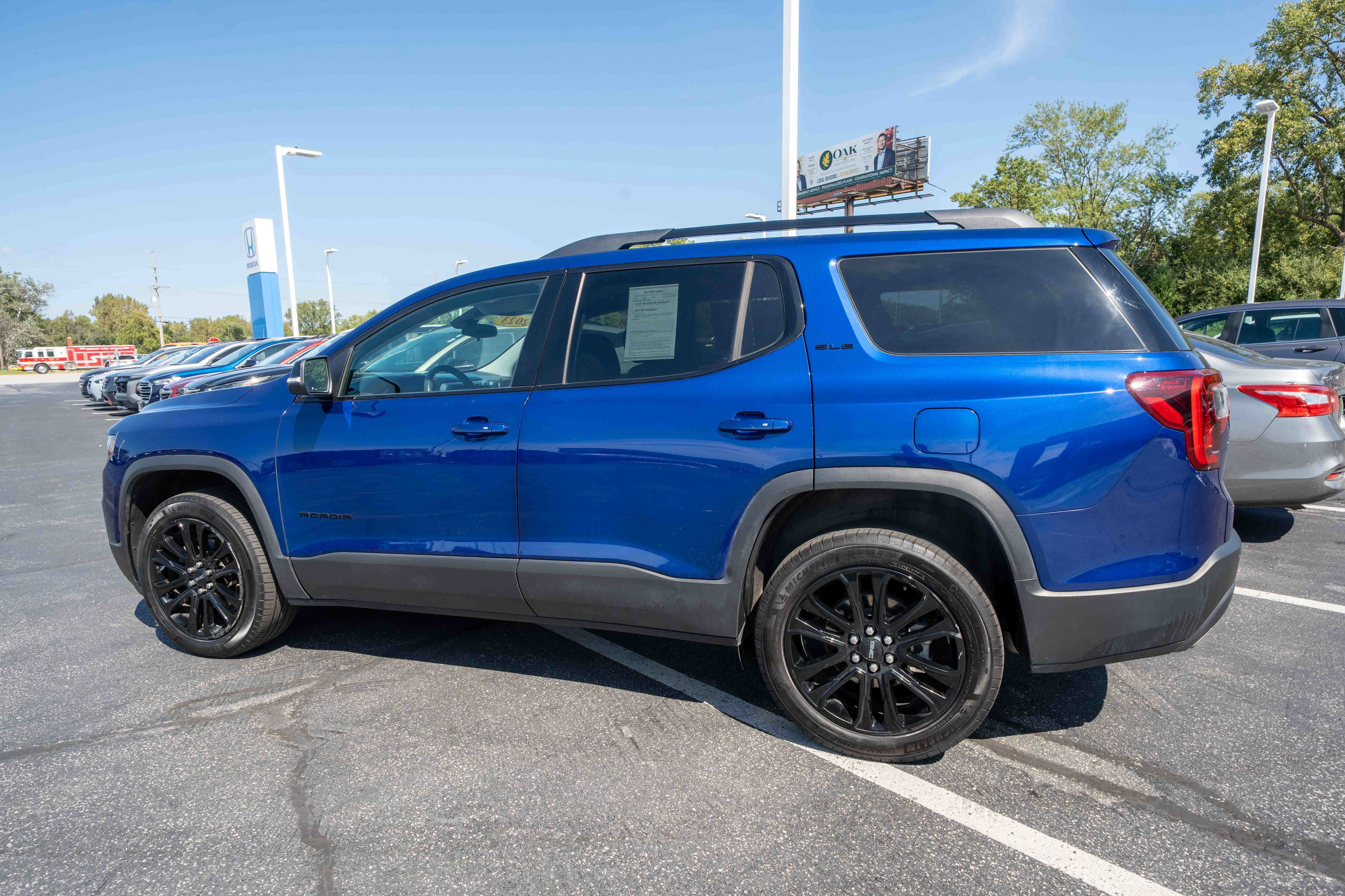 Used 2023 GMC Acadia SLE w/ Elevation Edition FWD image 4