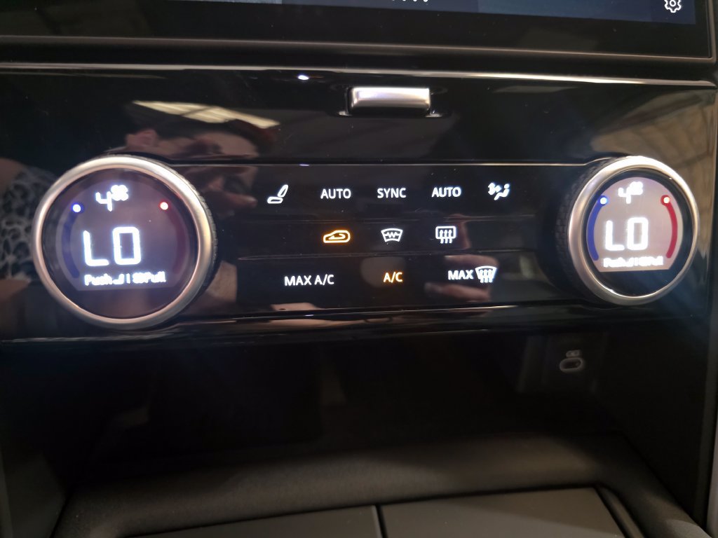 Certified 2025 Land Rover Discovery Dynamic SE AWD/4WD image 29