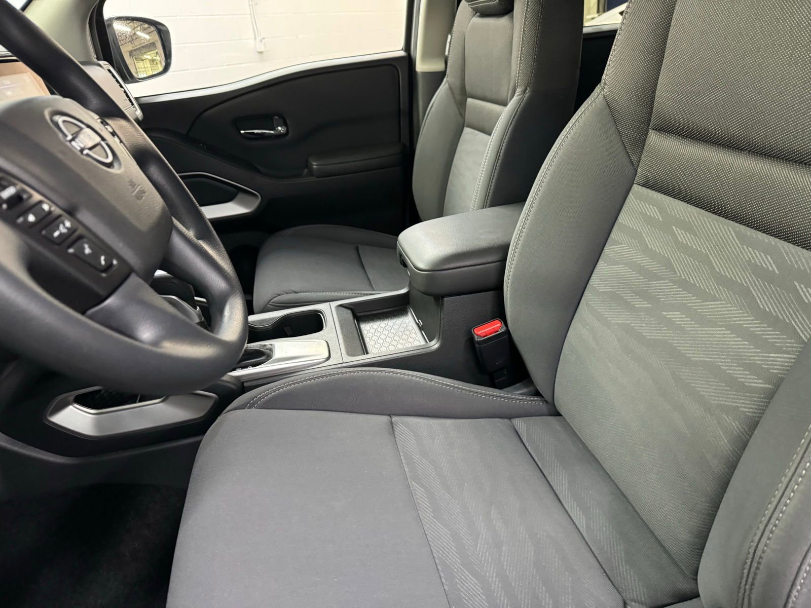 Used 2023 Nissan Frontier SV image 9