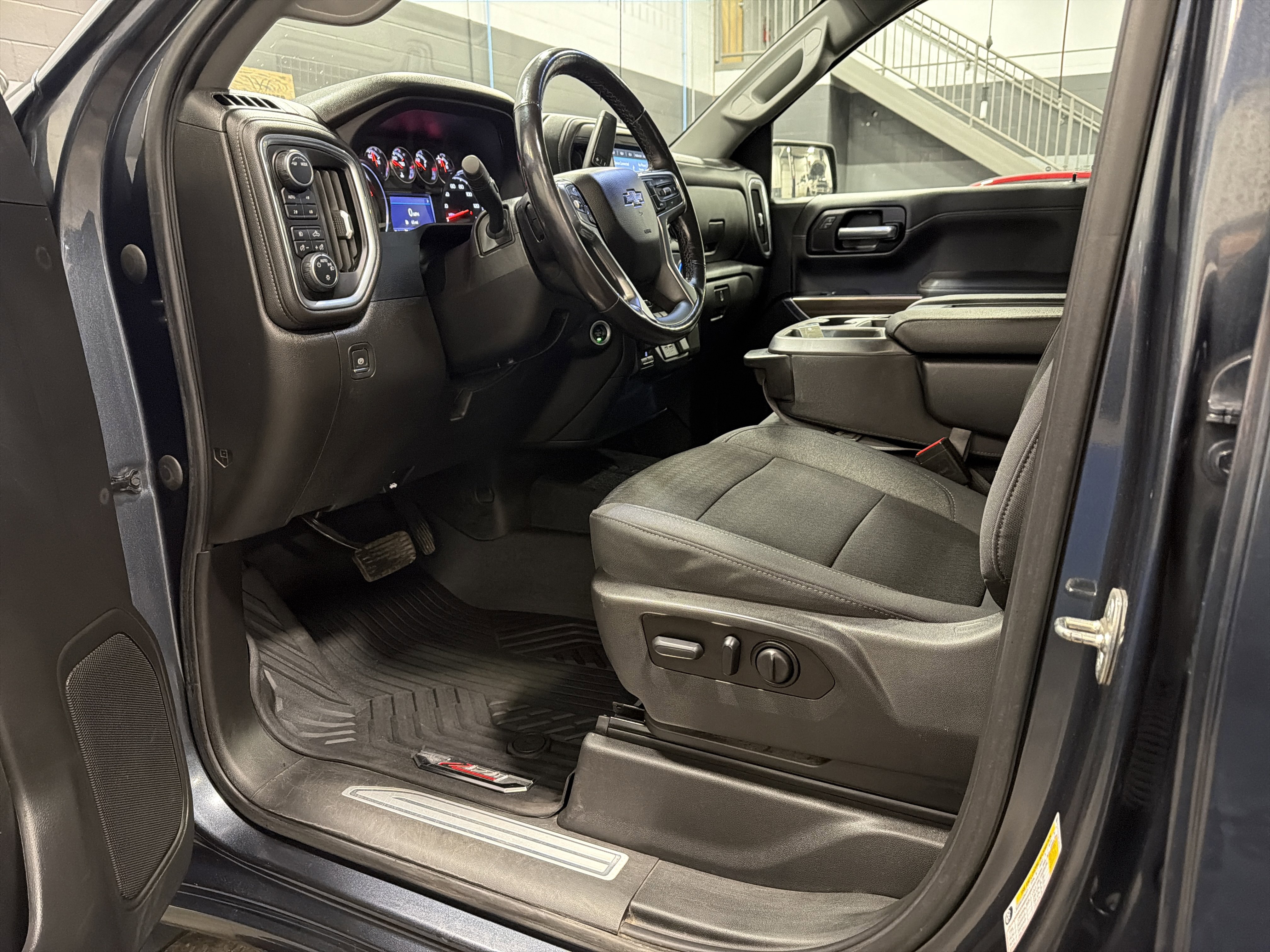 Used 2022 Chevrolet Silverado 1500 RST image 3