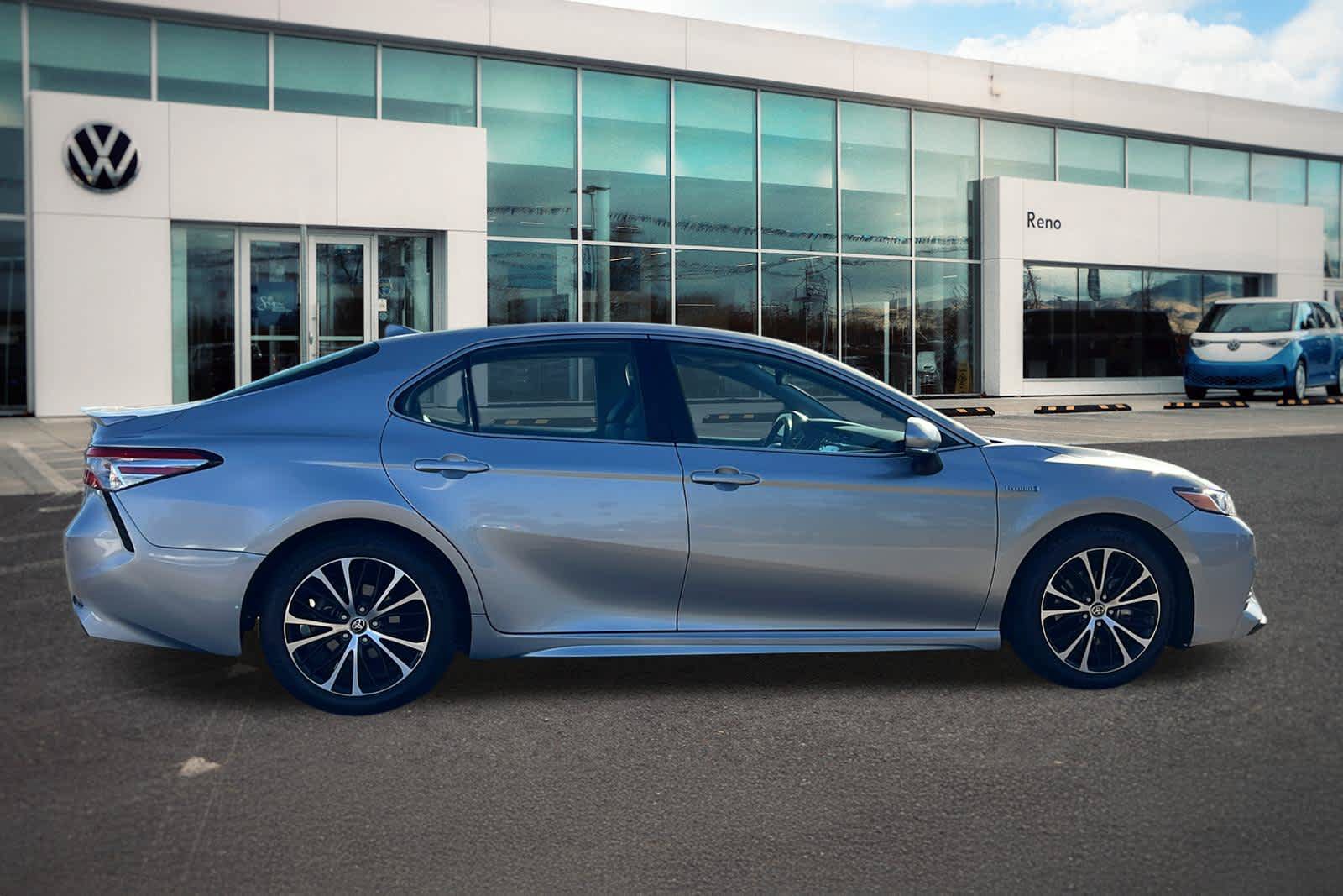 Used 2020 Toyota Camry SE w/ Sunroof Package FWD image 4