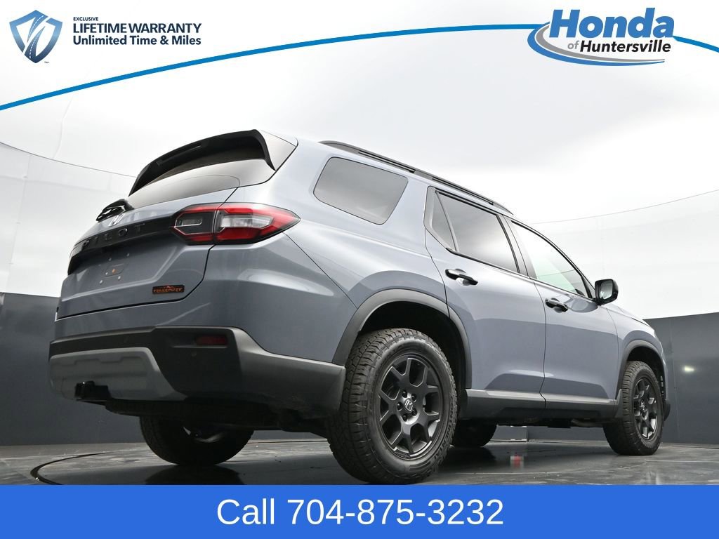 Used 2025 Honda Pilot TrailSport image 32