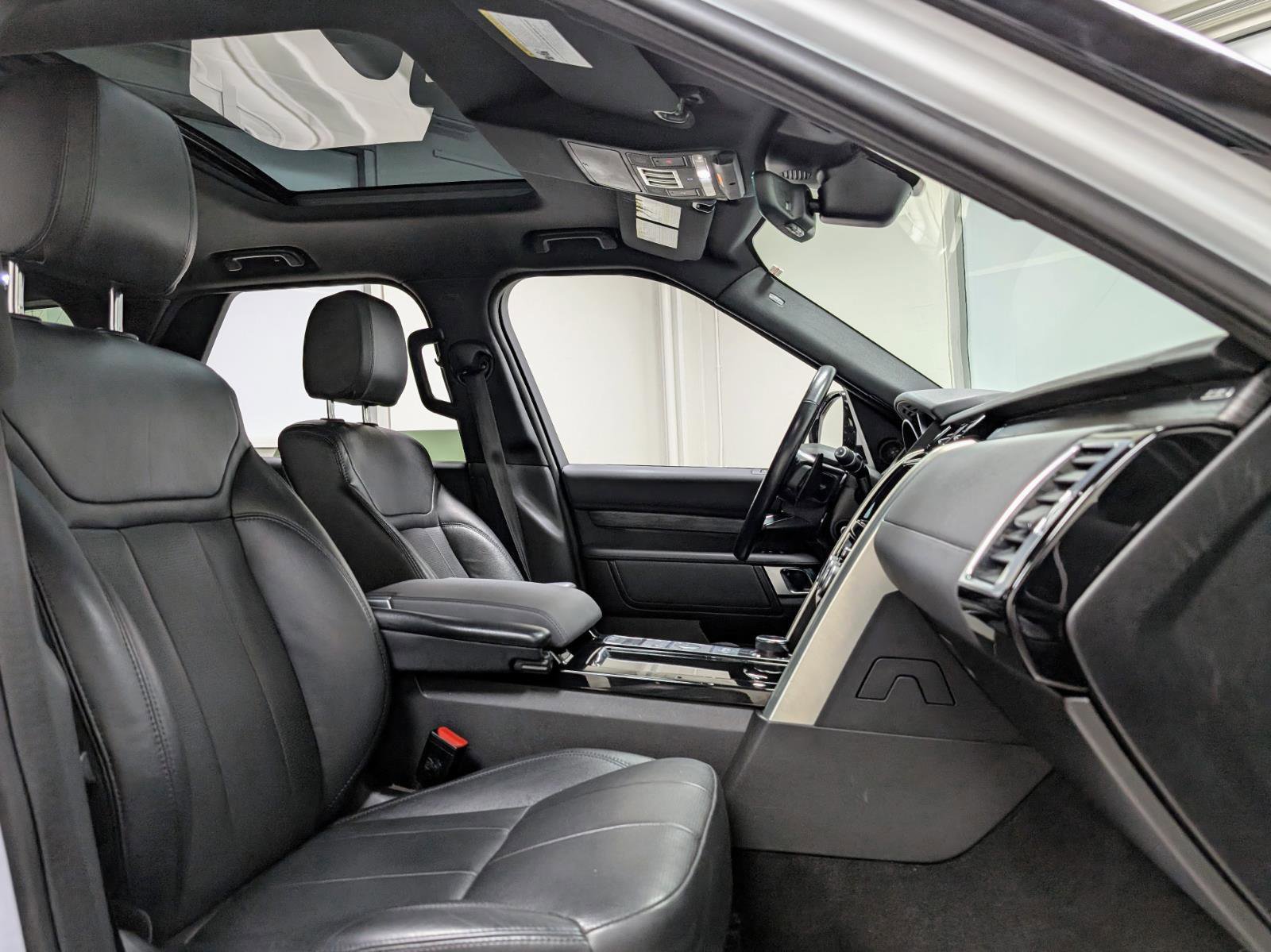 Used 2017 Land Rover Discovery HSE image 27