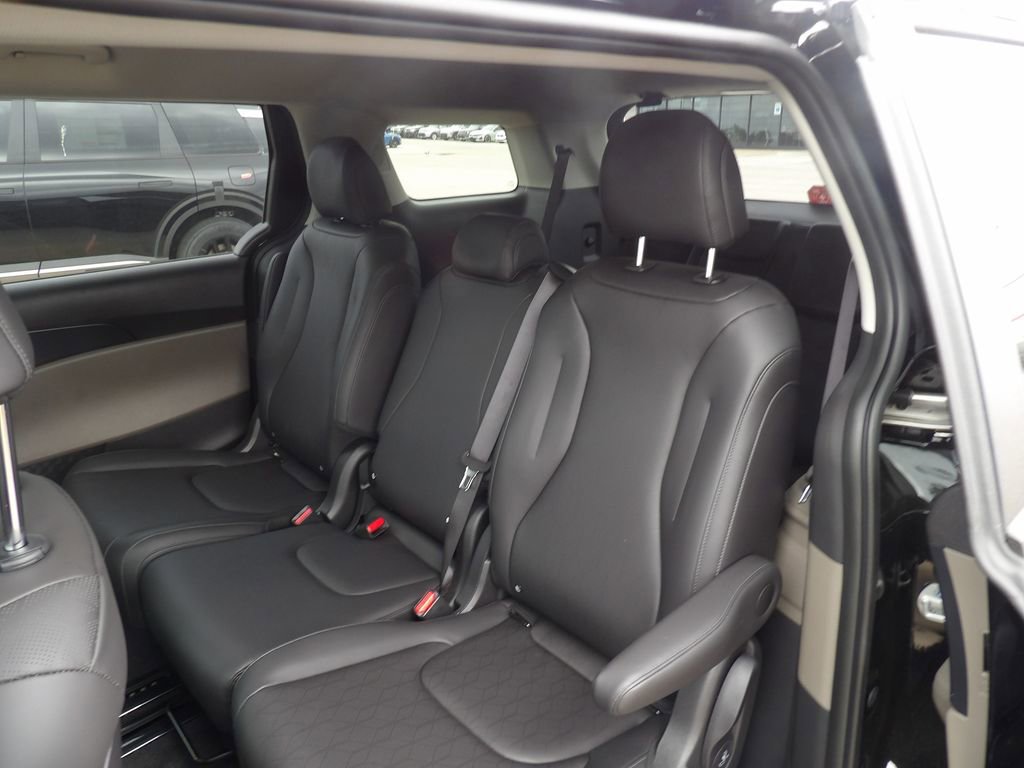 New 2026 Kia Carnival FWD image 25