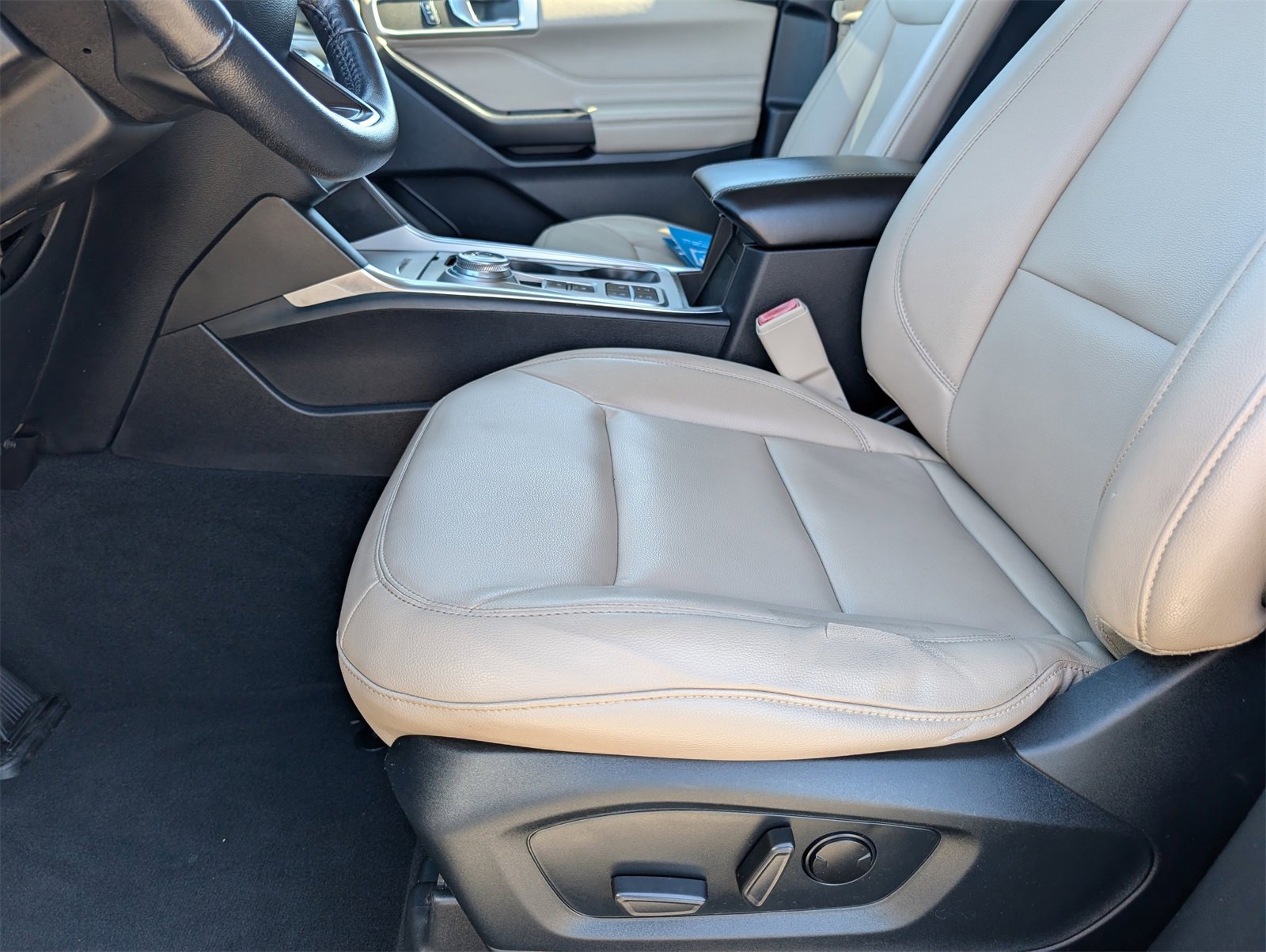 Used 2020 Ford Explorer XLT w/ Equipment Group 202A image 16