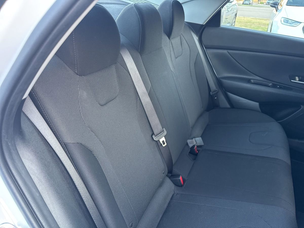 Used 2023 Hyundai Elantra SE image 40